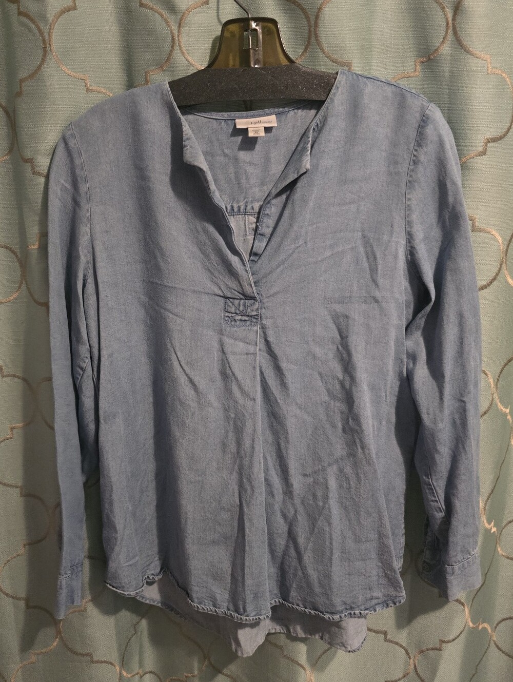 J. Jill Women's XS Petite Blue Denim Long Sleeve V- Neck Pull Over Top